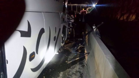 Yolcu otobüsü tıra çarptı: 14 yaralı