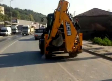 Öğrenciler okula iş makinesiyle götürüldü