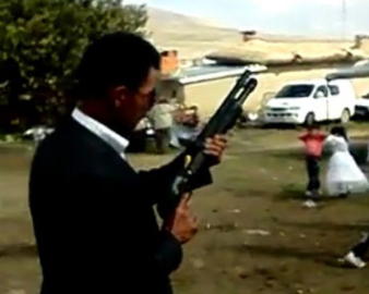 Düğünde defalarca havaya ateş açtılar