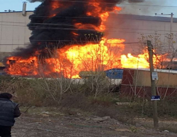 Parfüm fabrikasının deposu alev alev yandı