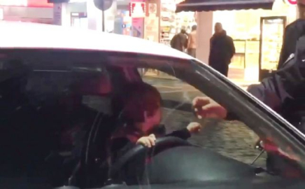 Çocuklarını araçta bırakan çift panik yaşattı