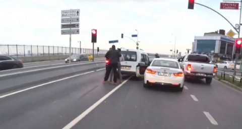 Makas atan sürücünün önün kesti ve...