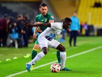İlk yarı Fenerbahçe'nin üstünlüğüyle bitti