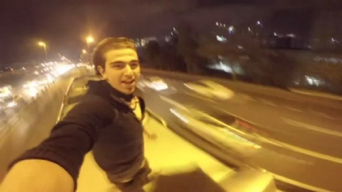 Metrobüs üzerinde akılalmaz yolculuk kamerada