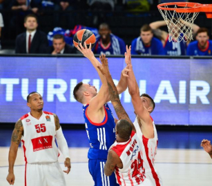 Anadolu Efes, İtalyan ekibi devirdi