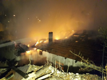 Yangın mahalleliyi sokağa döktü