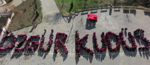 Kız öğrencilerden alkışlık koreografi