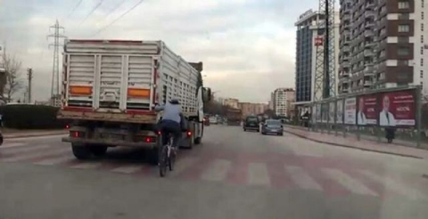 Canını hiçe sayan bisikletli