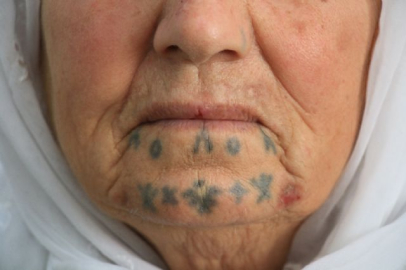 Dövmeli kadınlar binlerce yıllık geleneği yıkmak istiyor