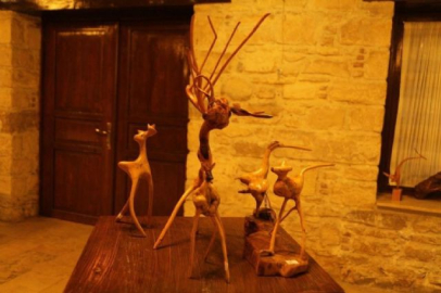 Kuşadası'nda 'Köklerin Dili' heykel sergisi açıldı