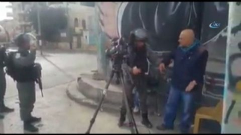 İsrail askerleri Filistinli gazeteciyi gözaltına aldı