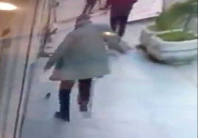 Fareyi tekmeyle kovalayan adam güvenlik kamerasında