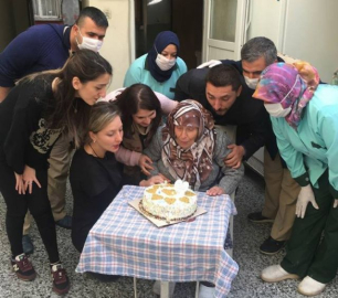 84 yaşında ilk kez doğum günü kutladı