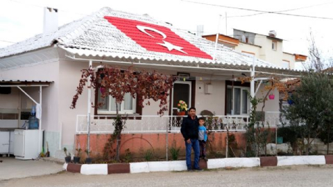 Bayrak sevgisini evinin çatısına işledi