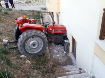 Traktör yatak odasına daldı