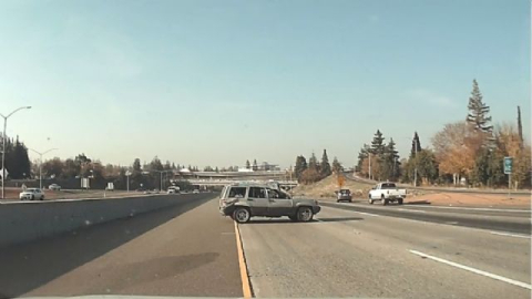 Önce takla attı sonra refüje çarptı