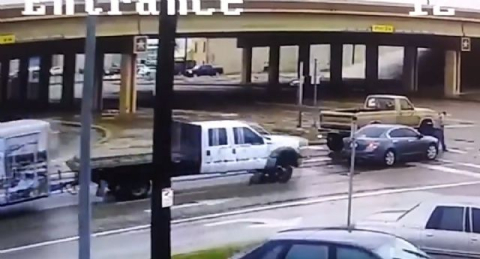 Kamyonet otomobile, otomobil adama çarptı