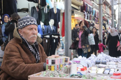Gözleri görmeden tek başına 60 yıldır esnaflık yapıyor