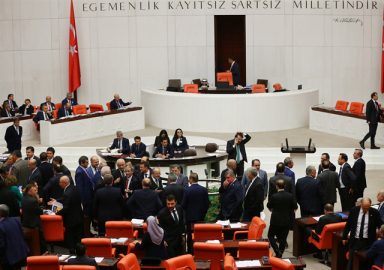Meclis'te milletvekilleri yine kavga etti