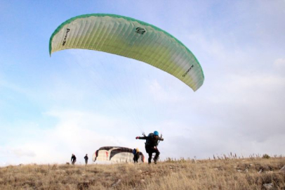 Sivas'ta olmaz denileni başardılar, yamaç paraşütü yaptılar