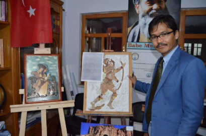 Ağaç kabukları ve ahşap parçaları ile tablo yapıyor