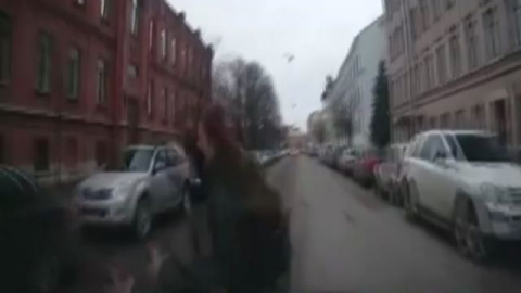 Yola fırlayan genç kız ölümden döndü