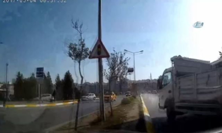 Önündeki kamyonet aniden şerit değiştirince...