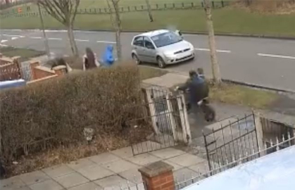 Motosiklet yayaların arasına daldı