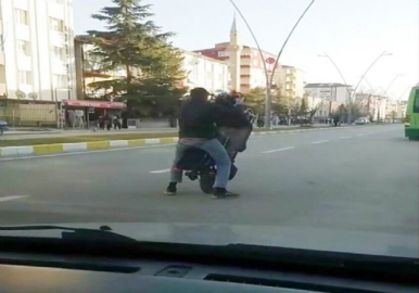Şarjlı bisikletle tek teker üzerinde yolculuk kamerada