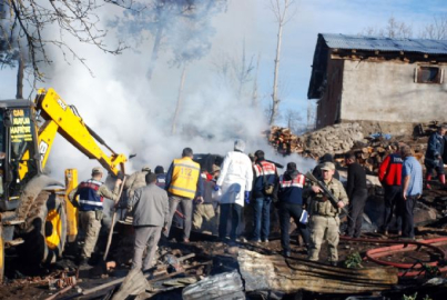 Anne komşuya gitti, 3 çocuk yangında öldü