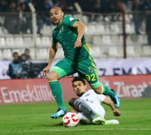 Aatif formayı bırakmıyor