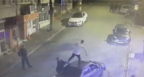 Emniyet müdürü satırlı genci böyle etkisiz hale getirdi