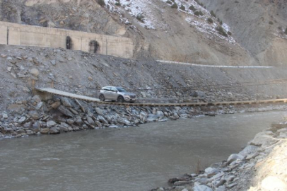 Bu asma köprüden geçmek cesaret ister