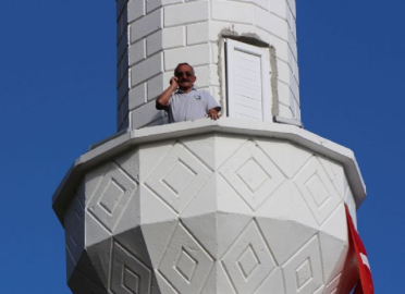 Ezan okumak için değil, telefonla görüşmek için