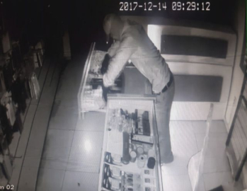 Alarma aldırış etmeden soydular