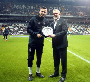Oğuzhan Özyakup'a plaket verildi