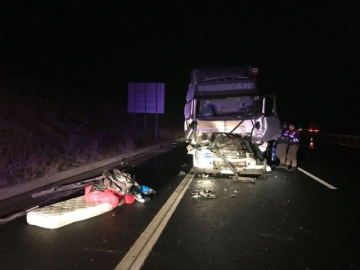 Kimyasal madde taşıyan tır demir yüklü tıra çarptı