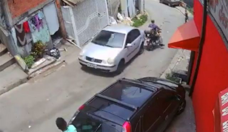 Otomobil bir anda kaymaya başladı