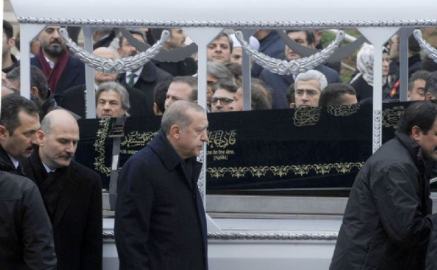 Tabuta omuz verdi, cenaze aracına kadar uğurladı