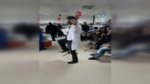Doktor kanser hastalarına moral için zeybek oynadı