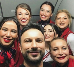 Tarkan'a uçakta yolculardan ve hosteslerden yoğun ilgi