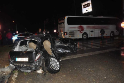 Yolcu otobüsü otomobille çarpıştı: 1 ölü, 2 yaralı