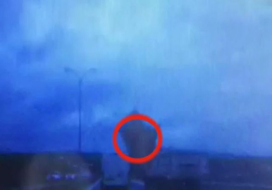 Kamyondan uçan karton faciaya neden oluyordu