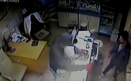 Nöbetçi eczaneyi bıçakla soydu