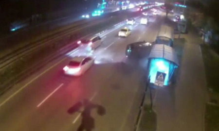 Alt geçide dalan otomobilin kazası kameraya yansıdı