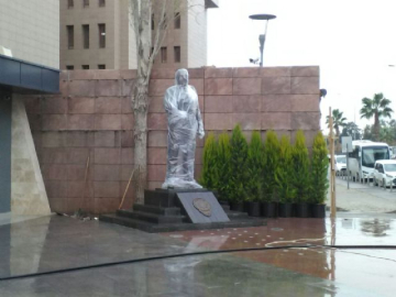 Fethi Sekin'in heykeli adliye önüne yerleştirildi