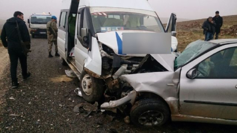 Öğrenci servisi ile otomobil çarpıştı: 16 yaralı