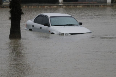 Araçlar suya gömüldü
