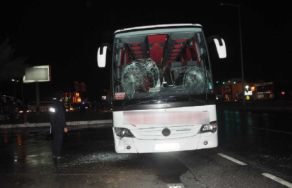 Kaza sonrası otobüsü taşladılar