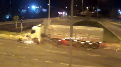 Tırın otomobile çarpması MOBESE kamerasında